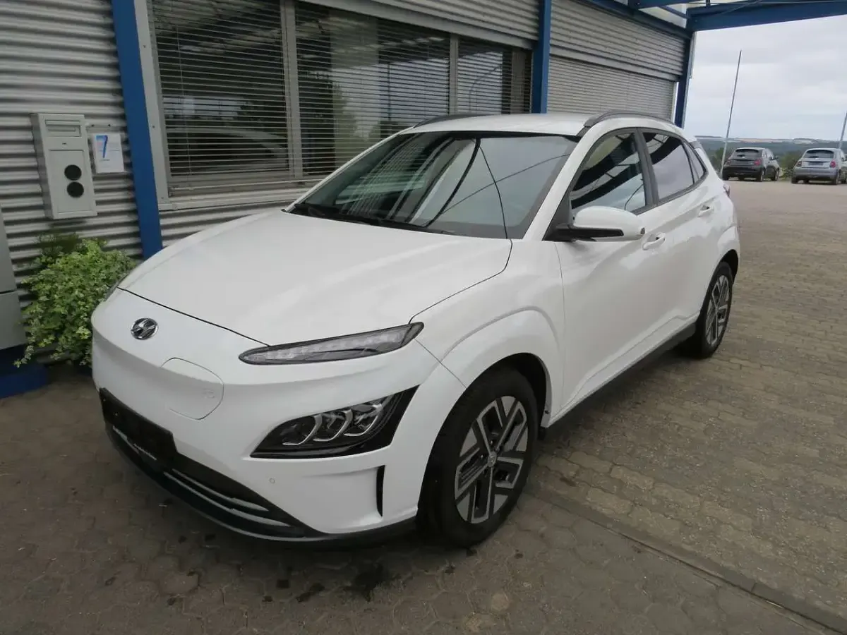 Gebraucht Hyundai Kona Trend 100 kW (136 PS) 2023 Atlas white / sol SUV
