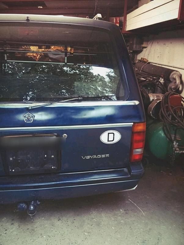 Blau Gebraucht 1992 Chrysler Voyager Van / Kleinbus | 1.500 € - Bild 1/4