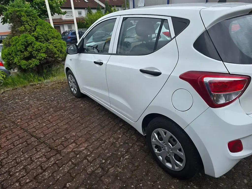 Gebraucht Hyundai i10 Basis 67 PS (49 kW) 2016 Weiß Kleinwagen