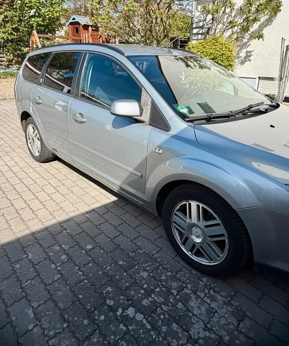 Usado Ford Focus 116 CV (85 kW) 2005 Plateado Familiar