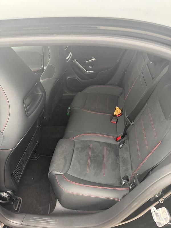 Second-hand Mercedes A180 2025 Negru Hatchback