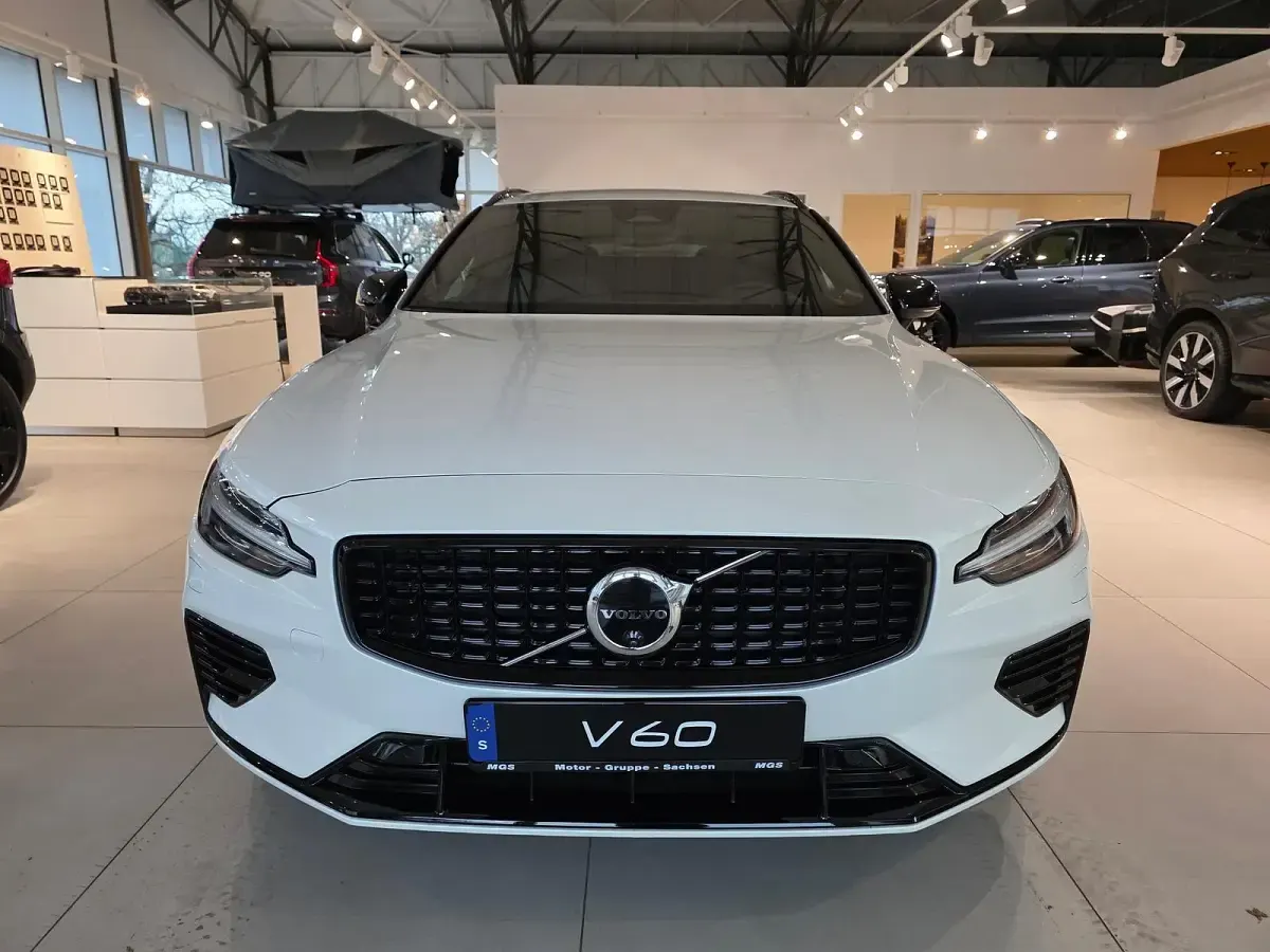 Gebraucht Volvo V60 Plus 257 PS (189 kW) 2025 Crystal white pearl / metallic Kombi