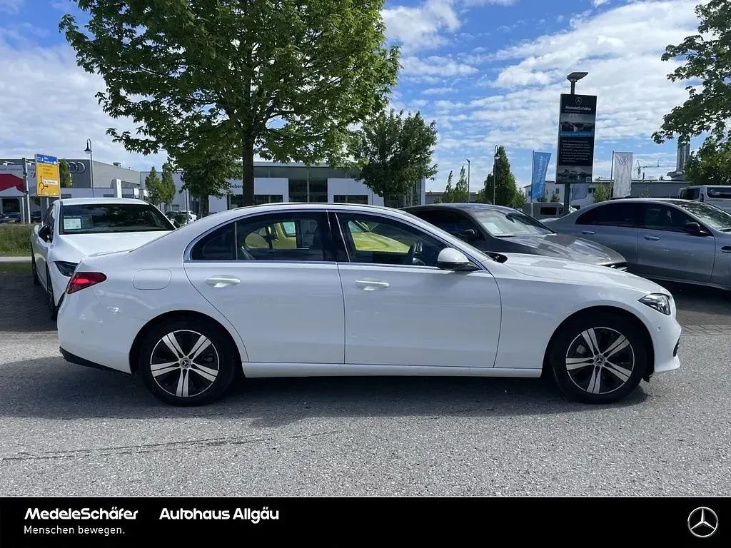 Gebraucht Mercedes C300e Avantgarde 204 PS (150 kW) 2023 Unilack polarweiß Limousine