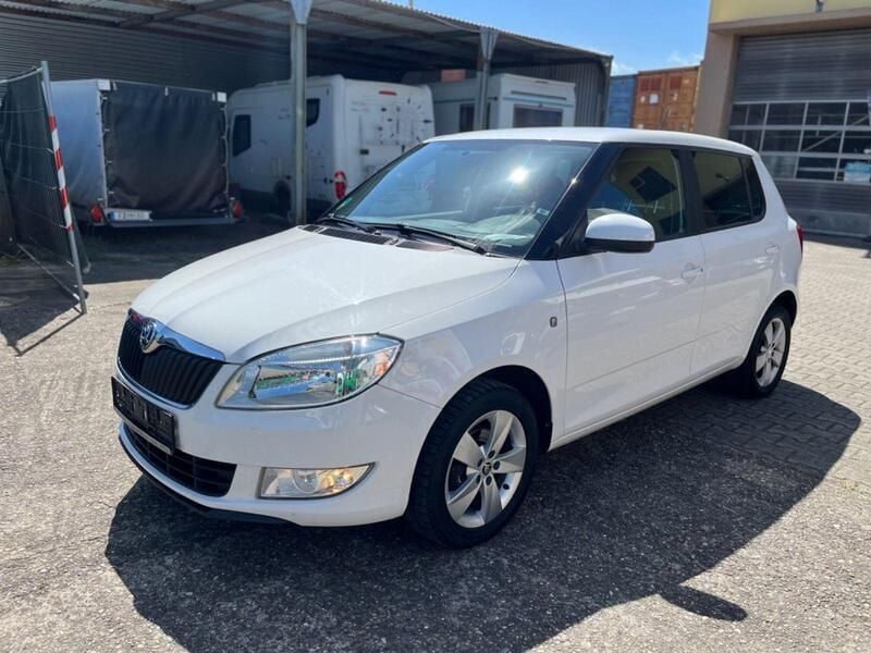 Weiß Gebraucht 2013 Skoda Fabia Ambition Kleinwagen | 3.990 € (Guter Preis) - Bild 1/4