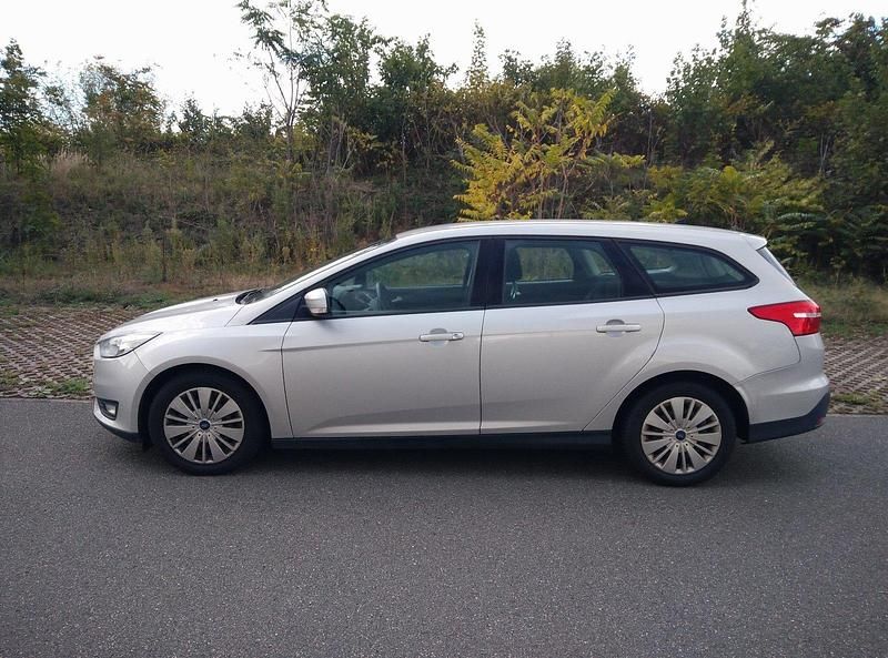 Silber Gebraucht 2015 Ford Focus Limousine | 6.650 € (Fairer Preis) - Bild 1/4