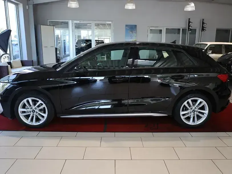 Gebraucht Audi A3 Basis 150 PS (110 kW) 2023 Brillantschwarz Limousine