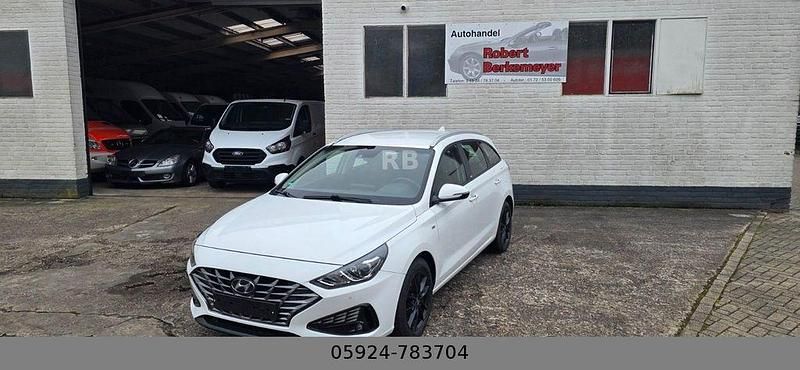 Weiß Gebraucht 2021 Hyundai i30 Trend Kombi | 7.950 € (Superpreis) - Bild 1/4