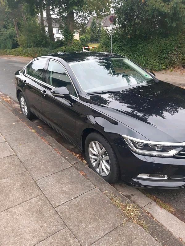Schwarz Gebraucht 2016 VW Passat Comfortline Limousine | 14.500 € (Superpreis) - Bild 1/4