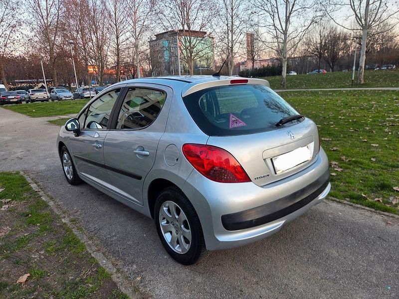 Gebraucht Peugeot 207 95 PS (69 kW) 2008 Silber Limousine