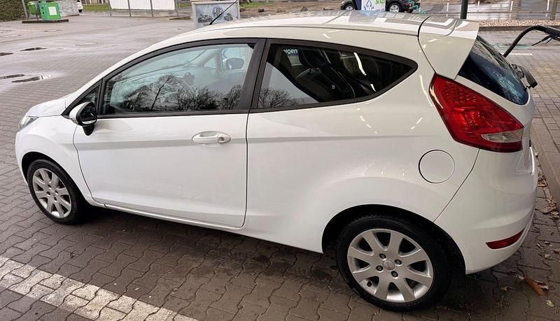 Gebraucht Ford Fiesta Trend 60 PS (44 kW) 2010 Weiß Kleinwagen