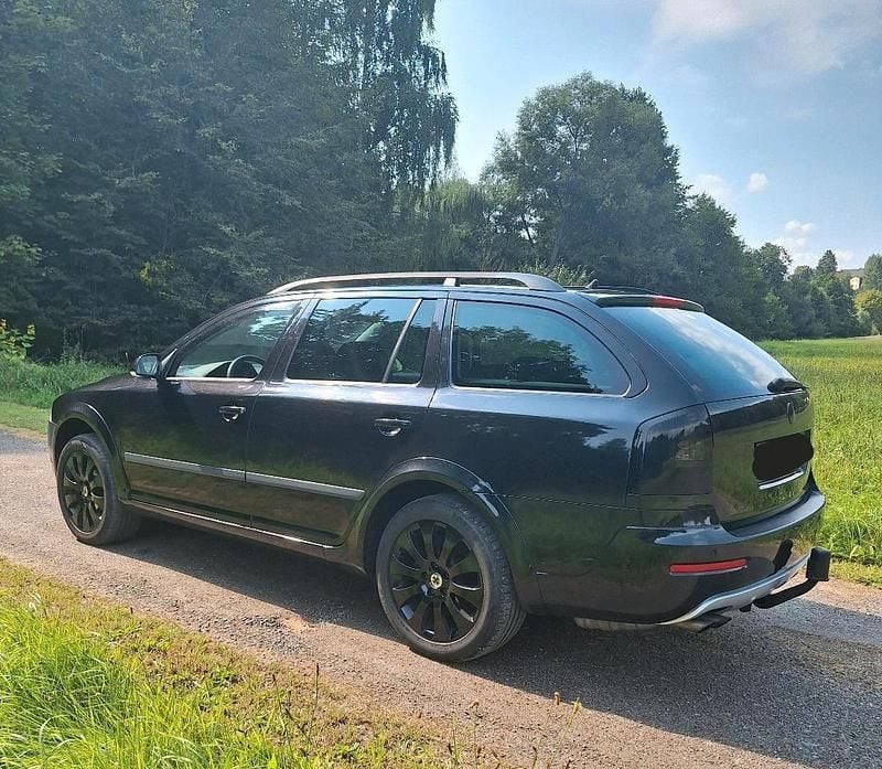 Schwarz Gebraucht 2008 Skoda Octavia Scout Kombi | 5.300 € - Bild 1/4