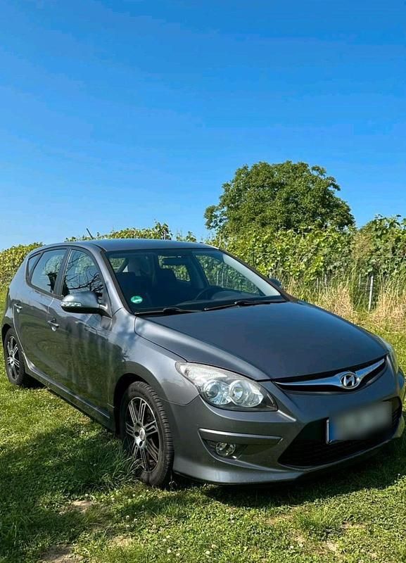 Grau Gebraucht 2012 Hyundai i30 Kleinwagen | 3.500 € (Fairer Preis) - Bild 1/4