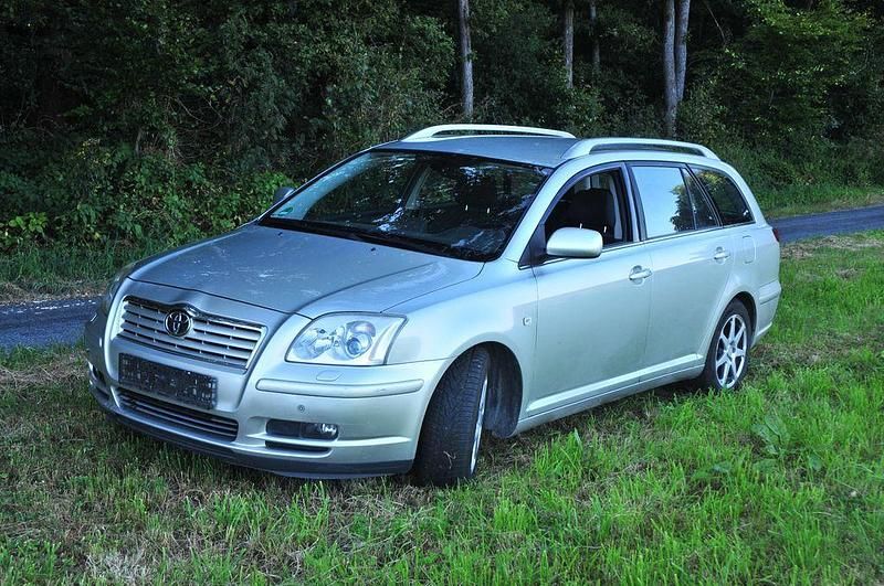 Silber Gebraucht 2005 Toyota Avensis Kombi | 3.100 € (Guter Preis) - Bild 1/4