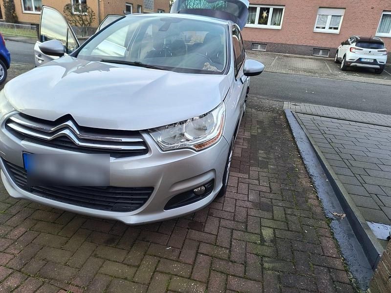 Silber Gebraucht 2010 Citroën C4 Tendance Limousine | 3.800 € - Bild 1/4