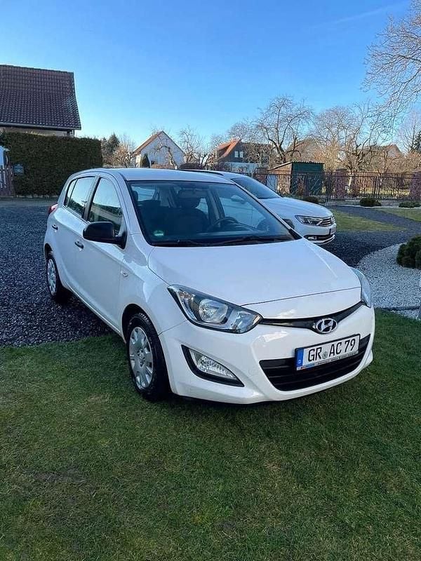 Gebraucht Hyundai i20 Trend 86 PS (63 kW) 2012 Weiß Kleinwagen