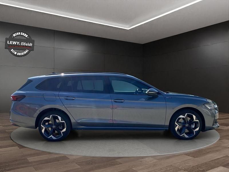 Neu Skoda Superb SportLine 204 PS (150 kW) 2025 Grau Kombi