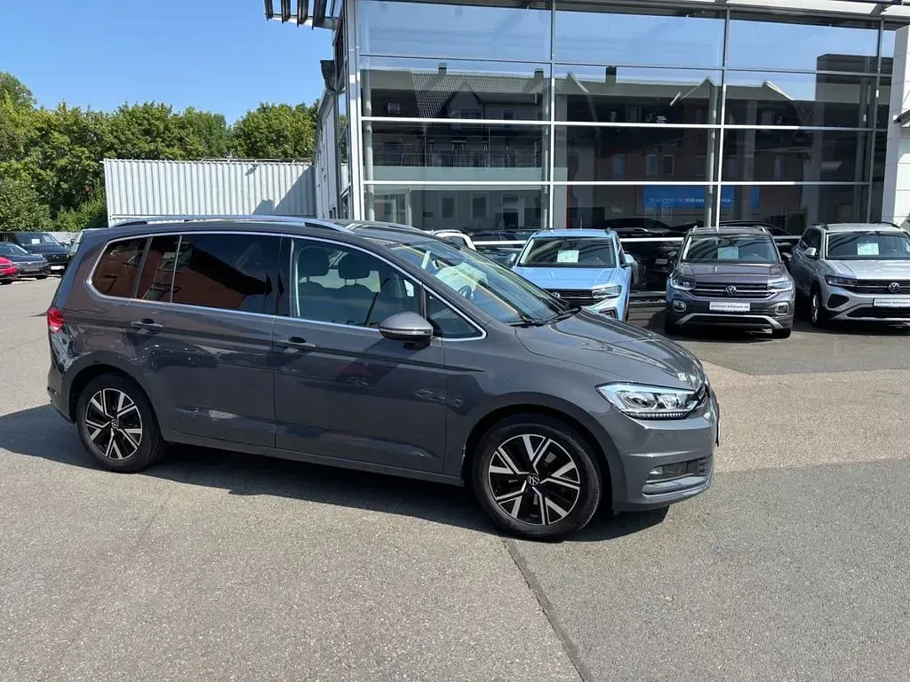 Gebraucht VW Touran Highline 150 PS (110 kW) 2023 Grau Van / Kleinbus