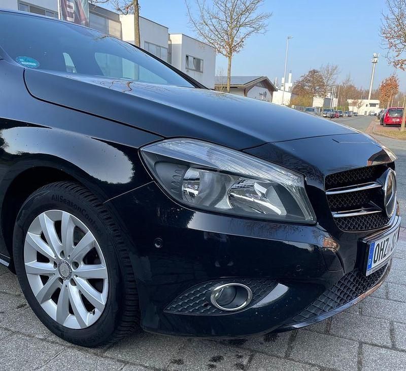 Gebraucht Mercedes A180 122 PS (89 kW) 2012 Schwarz Limousine