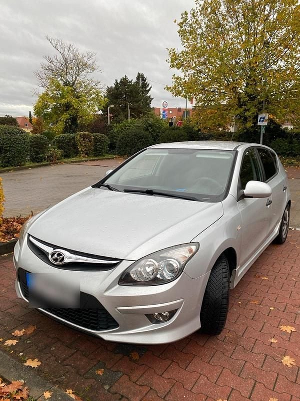 Silber Gebraucht 2011 Hyundai i30 Kleinwagen | 4.450 € (Etwas zu teuer) - Bild 1/4