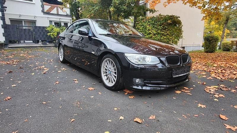Schwarz Gebraucht 2010 BMW 318 Performance Coupé | 6.400 € (Fairer Preis) - Bild 1/4