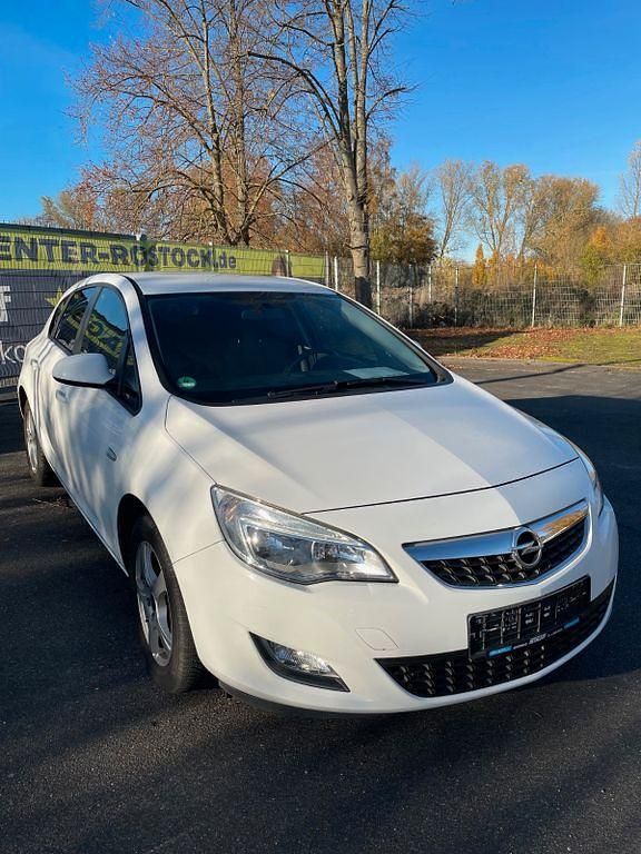 Weiß Gebraucht 2010 Opel Astra Edition Limousine | 3.300 € (Guter Preis) - Bild 1/3