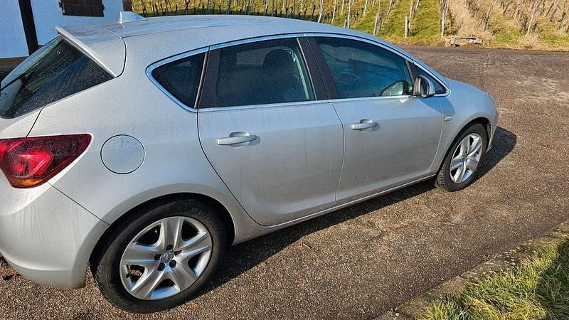 Gebraucht Opel Astra Innovation 179 PS (131 kW) 2011 Silber Limousine