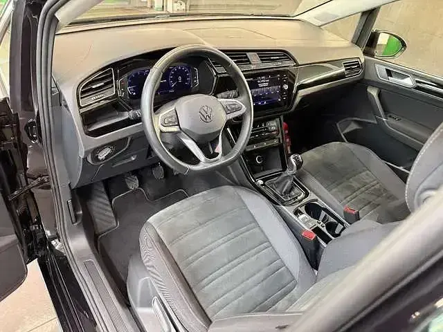 Gebraucht VW Touran Highline 150 PS (110 kW) 2023 Schwarz Van / Kleinbus