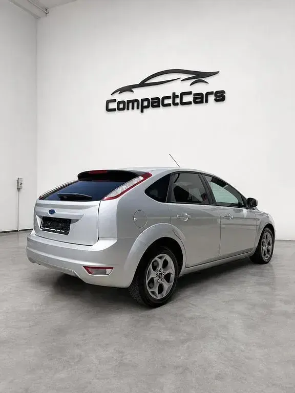 Gebraucht Ford Focus 125 PS (91 kW) 2010 Silber Limousine