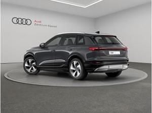 Neu Audi SQ6 e-tron Ambiente 359 kW (489 PS) 2025 Grau (magnetgrau) SUV