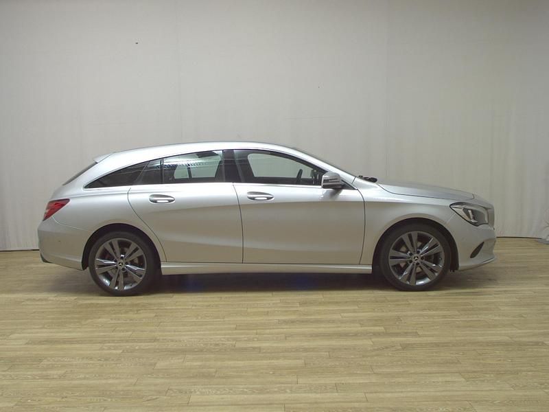 Polarsilber metalliclack Gebraucht 2018 Mercedes CLA180 Shooting Brake Urban Kombi | 18.490 € (Superpreis) - Bild 1/4