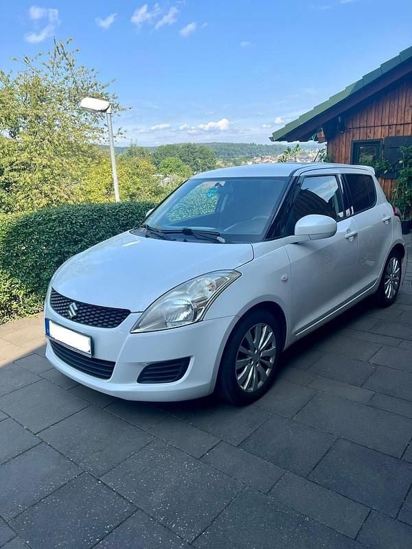 Weiß Gebraucht 2013 Suzuki Swift Comfort Kleinwagen | 4.800 € (Fairer Preis) - Bild 1/4