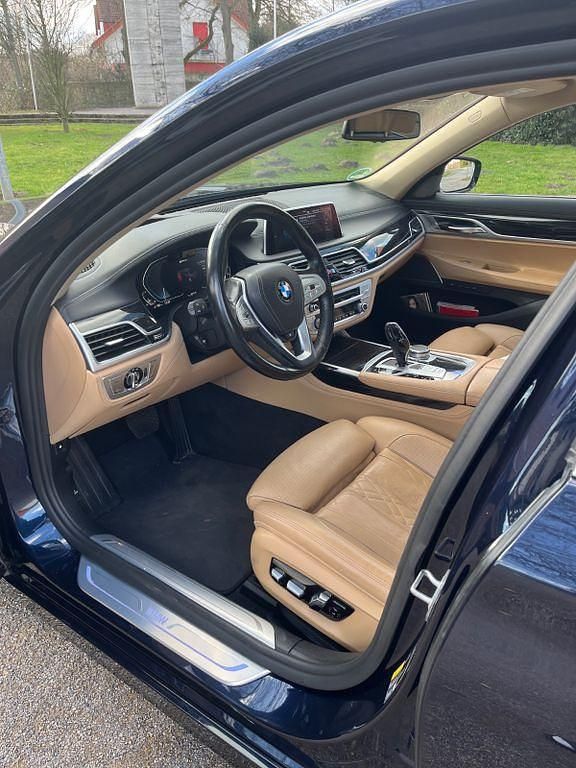 Gebraucht BMW 745e 394 PS (289 kW) 2019 Blau Limousine