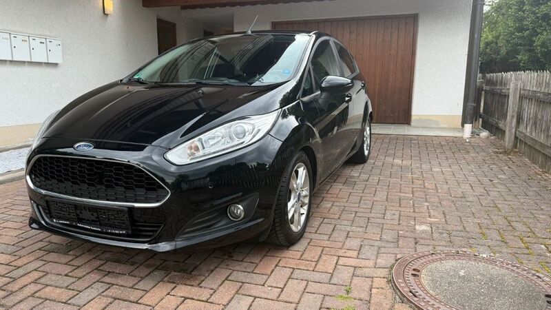 Schwarz Gebraucht 2016 Ford Fiesta Celebration Kleinwagen | 4.900 € (Guter Preis) - Bild 1/4
