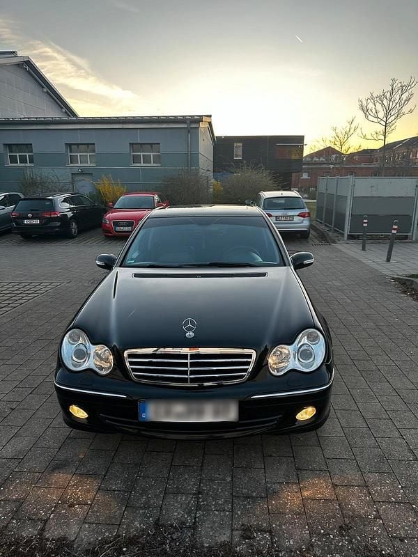Schwarz Gebraucht 2006 Mercedes C200 Limousine | 7.000 € - Bild 1/4