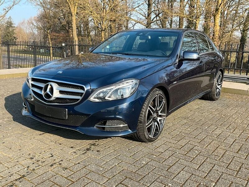 Blau Gebraucht 2016 Mercedes E400 Edition Limousine | 19.950 € - Bild 1/4
