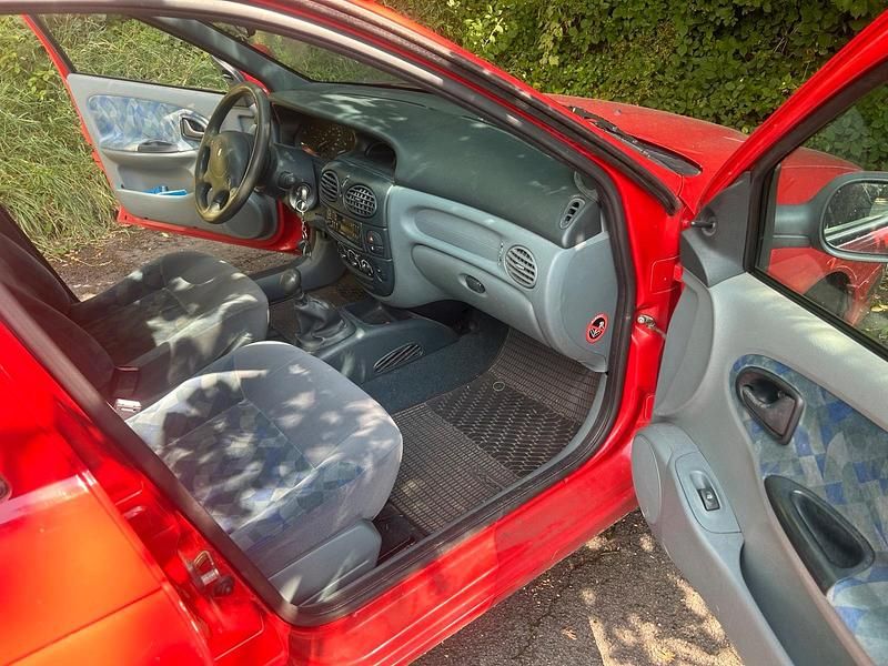 Gebraucht Renault Mégane 75 PS (55 kW) 1997 Rot Limousine