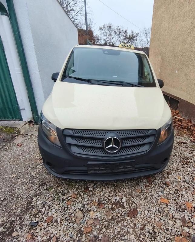 Rot Gebraucht 2018 Mercedes Vito Van | 10.999 € - Bild 1/4