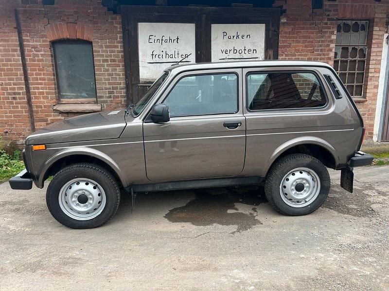 Gebraucht Lada niva 83 PS (61 kW) 2021 Braun SUV