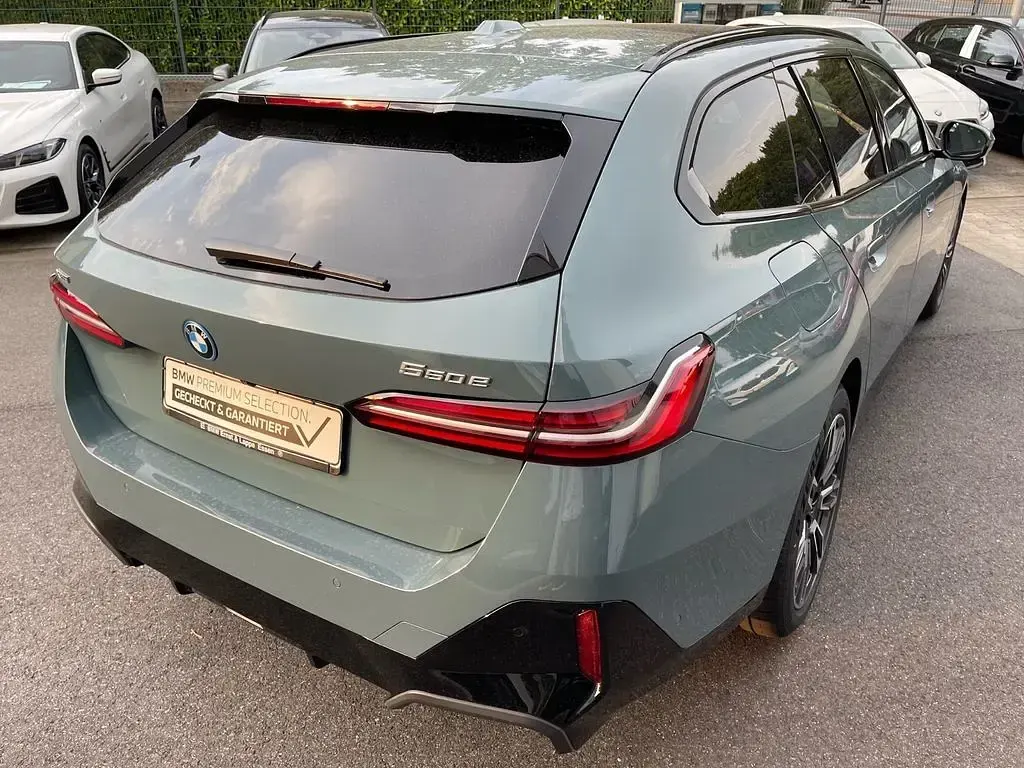 Gebraucht BMW 550e M Sport 489 PS (359 kW) 2025 Cape york grün Kombi