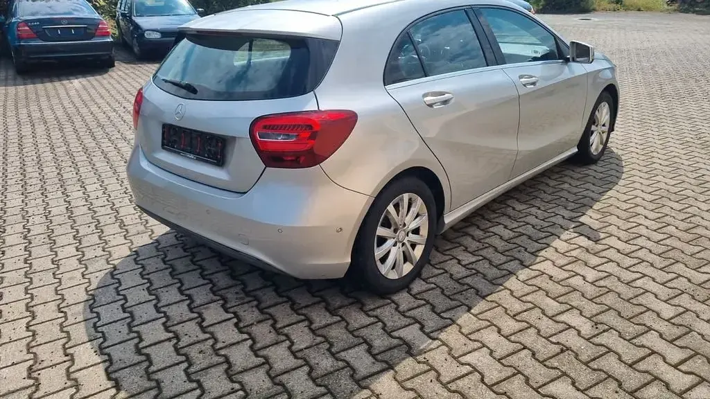 Gebraucht Mercedes A180 122 PS (89 kW) 2015 Silber Limousine