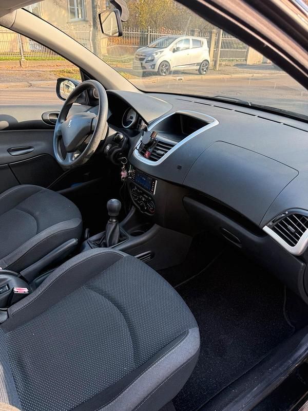 Gebraucht Peugeot 206+ 75 PS (55 kW) 2010 Schwarz Kleinwagen