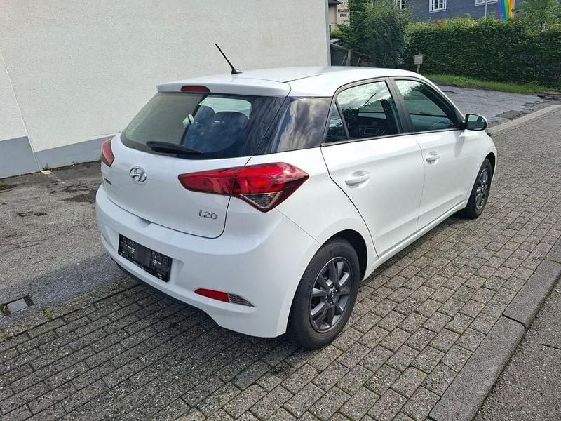 Weiß Gebraucht 2017 Hyundai i20 YES! Limousine | 8.990 € (Fairer Preis) - Bild 1/4