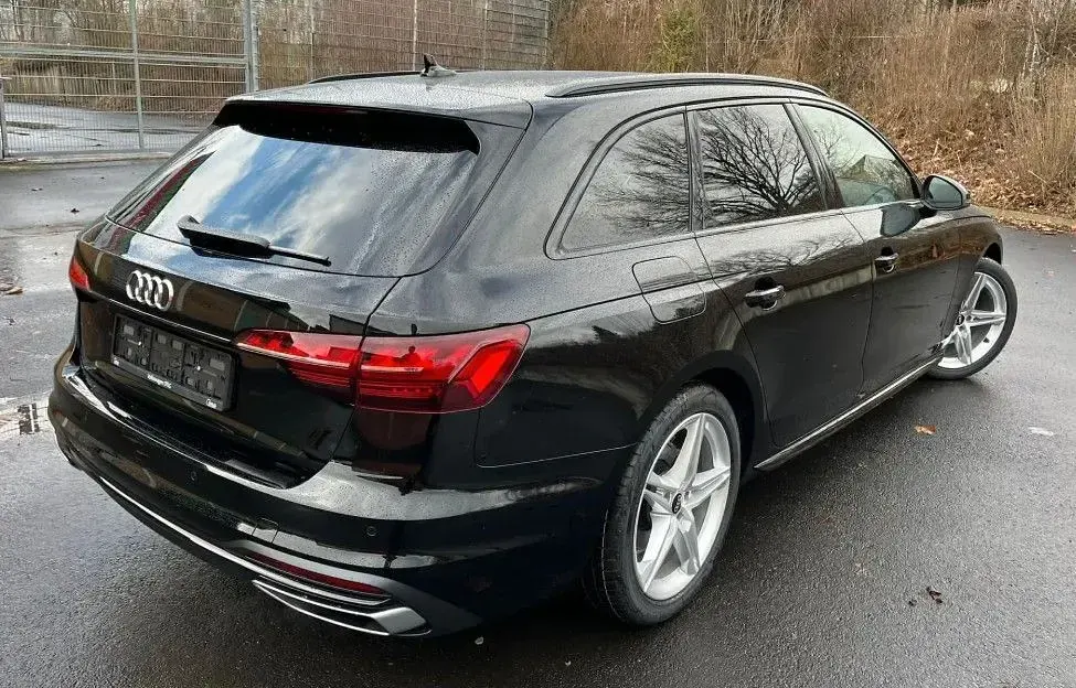 Second-hand Audi A4 Sport 204 CP (150 kW) 2023 Negru Break