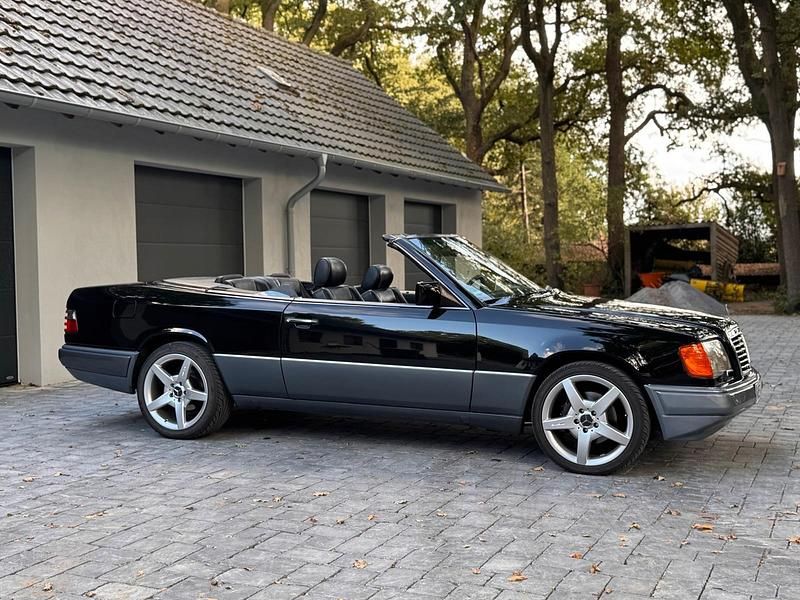 Schwarz Gebraucht 1995 Mercedes E320 Cabrio | 20.000 € - Bild 1/4