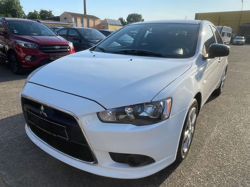 Weiß Gebraucht 2015 Mitsubishi Lancer Sportback Basis Limousine | 4.799 € (Guter Preis) - Bild 1/4