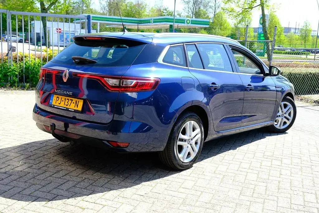 Gebraucht Renault Mégane Zen 132 PS (97 kW) 2017 Blau Kombi