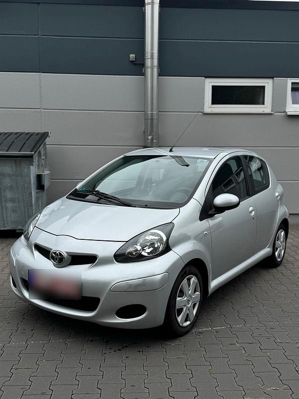 Silber Gebraucht 2010 Toyota Aygo Kleinwagen | 2.490 € (Guter Preis) - Bild 1/4