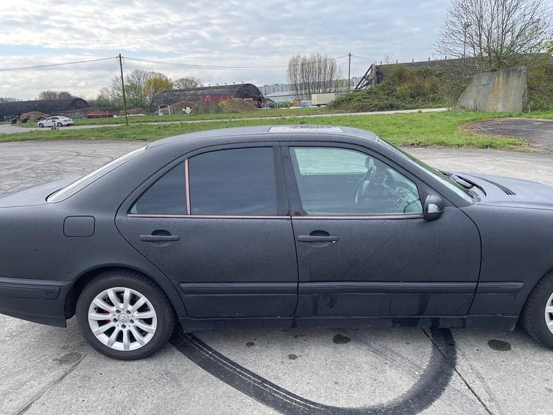 Gebraucht Mercedes E200 Classic 163 PS (119 kW) 2001 Schwarz Limousine