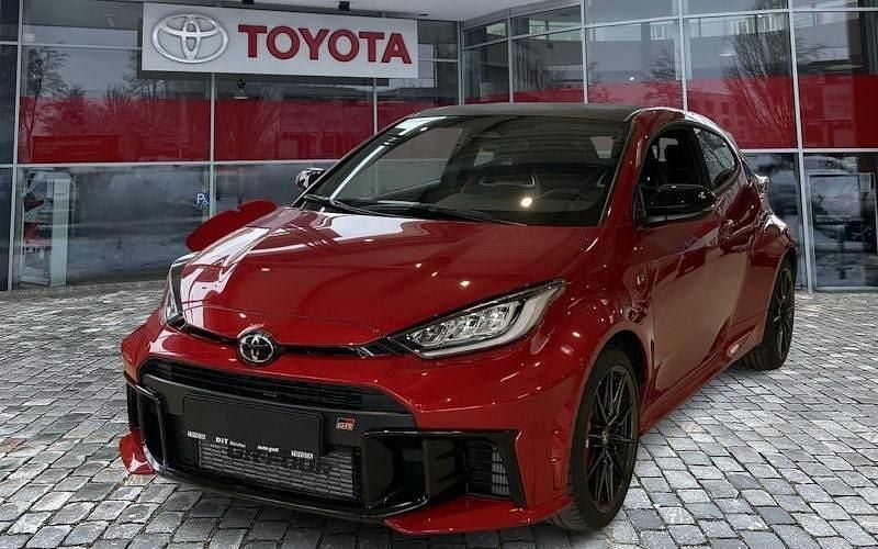 Karmina rot met. Gebraucht 2024 Toyota Yaris Limousine | 42.490 € (Etwas zu teuer) - Bild 1/4
