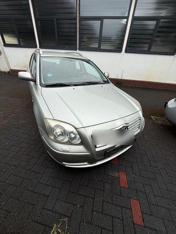 Silber Gebraucht 2002 Toyota Avensis Kombi | 1.549 € - Bild 1/4